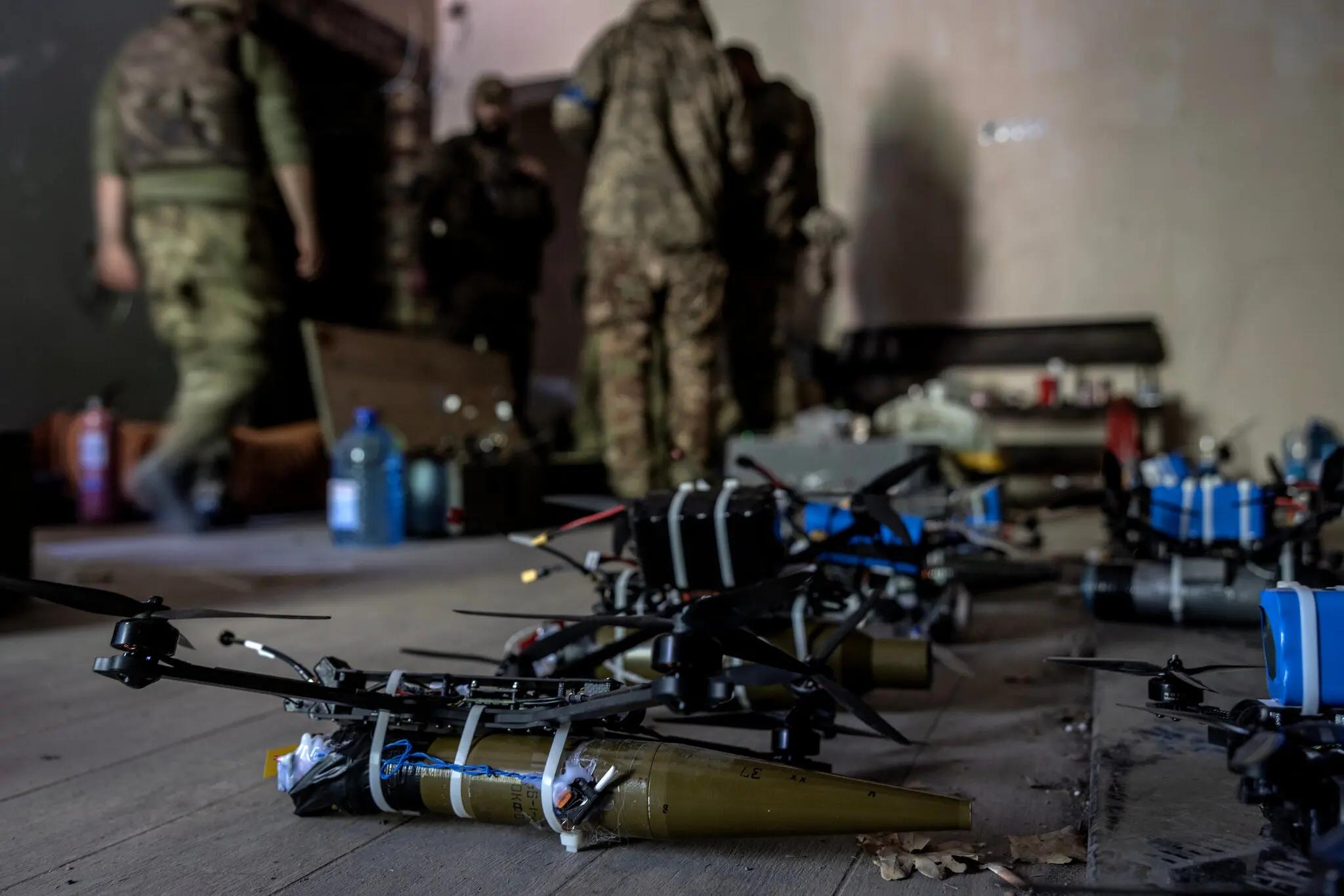 Озброєні безпілотники на українських позиціях на лінії фронту на північному сході Харківської області в травні. Росії важко захиститися від атак невеликих безпілотників.